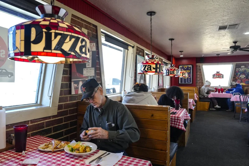 The real reason a Pizza Hut frozen in the 1990s still draws crowds isn’t nostalgia