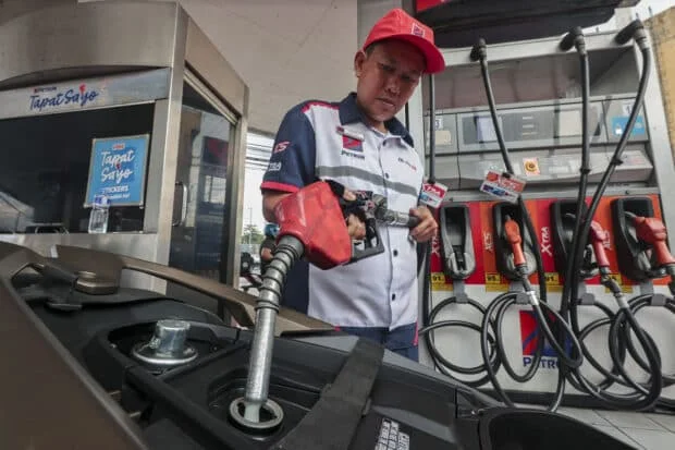 Fuel discount for PUVs raised to P12 per liter