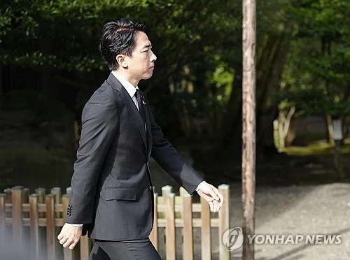 (LEAD) Japan PM refrains from visit to Yasukuni Shrine, but stops short of mentioning 'remorse'