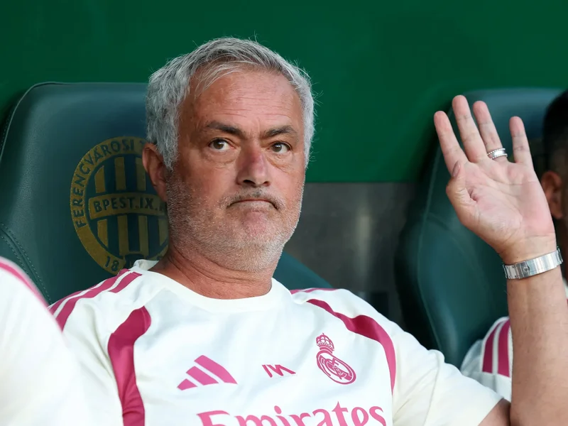 Real Madrid officially present Mourinho in bizarre closed-door ceremony
