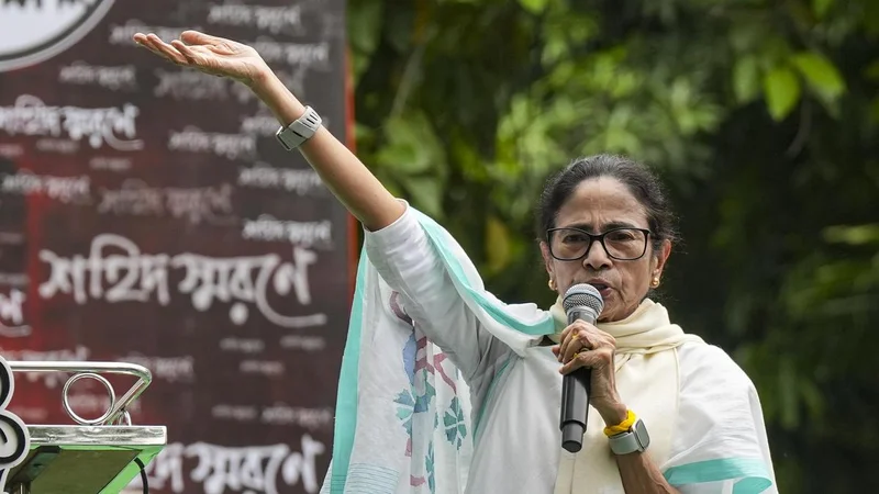 Mamata visits residence of Trinamool worker who died in police custody, faces protests