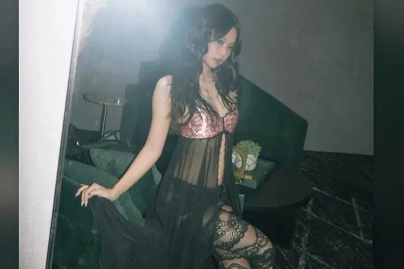 Jennie reveals new angel foot tattoo in latest photos