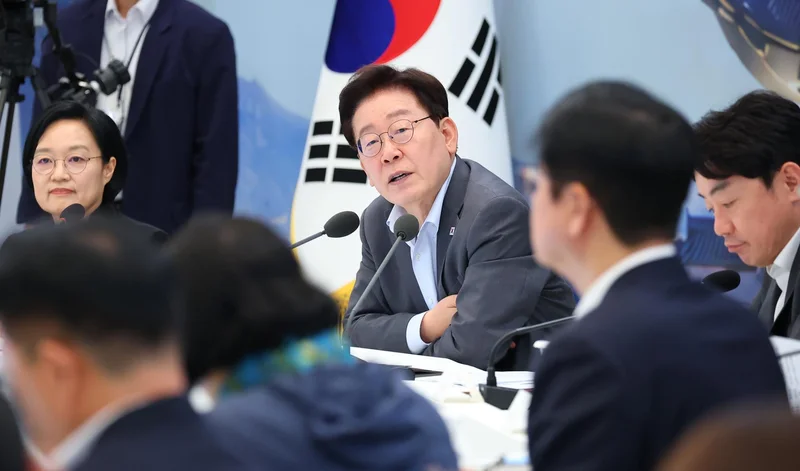 Lee cites coup risk from Army elite, calls for swift integration of military academies