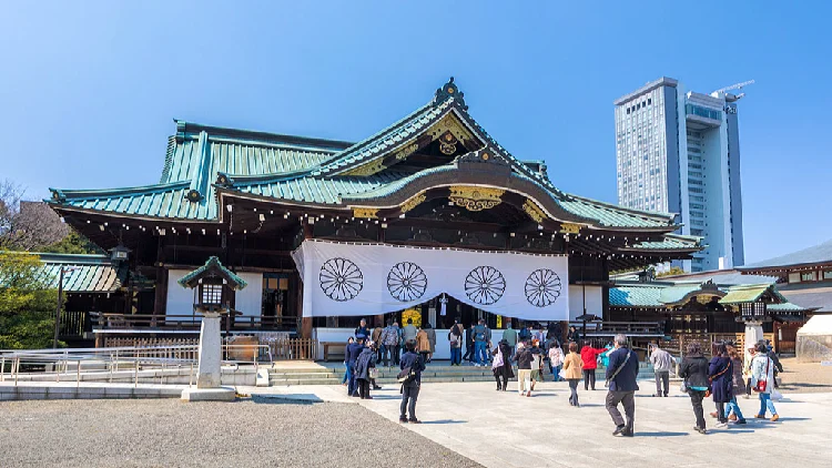 Japanese PM makes offering to Yasukuni Shrine on WWII surrender anniv.