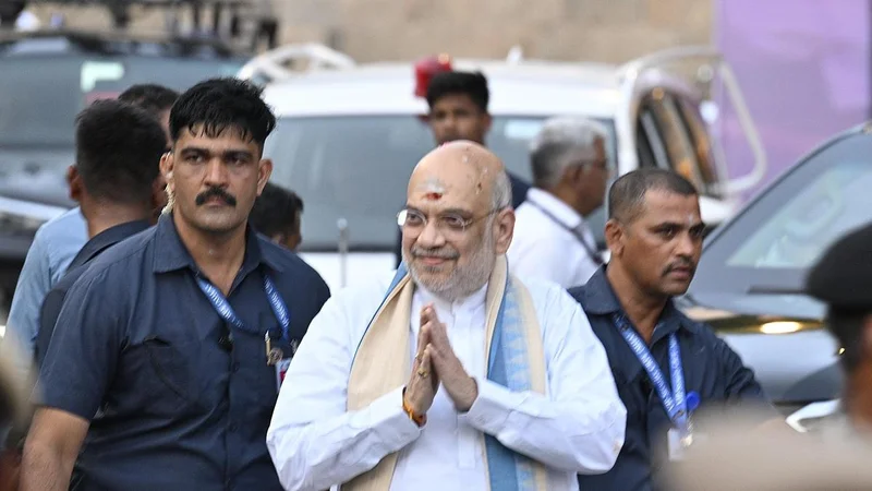 Amit Shah offers prayers at Arunachaleswar Temple, Sri Ramana Ashram in Tiruvannamalai