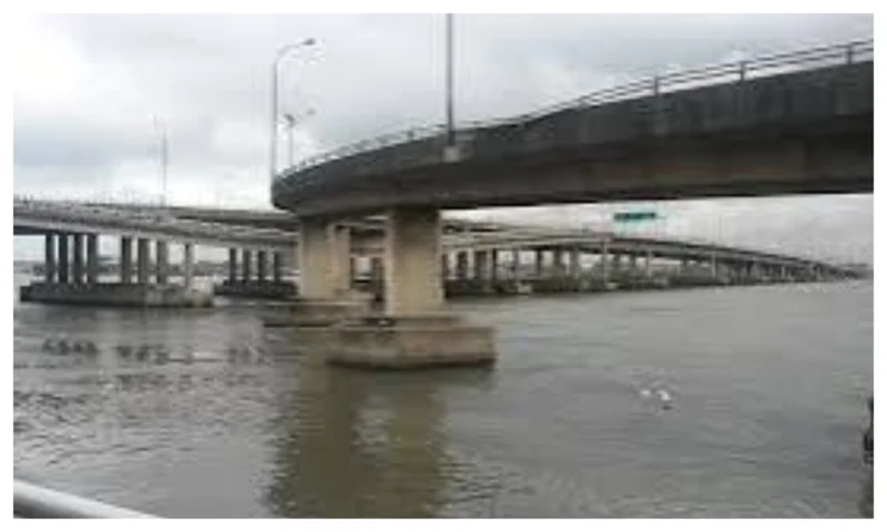 Woman rescued after allegedly jumping into Lagos lagoon from Carter Bridge