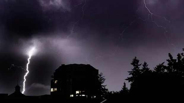 Rare thunderstorm with lightning strikes wows southern B.C., causing havoc at Vancouver airport