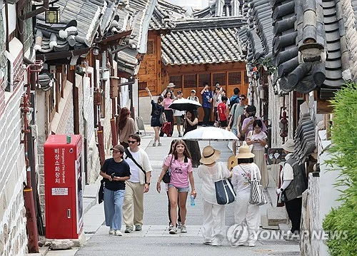 (LEAD) S. Korea posts record-high current account surplus again in June on strong chip exports