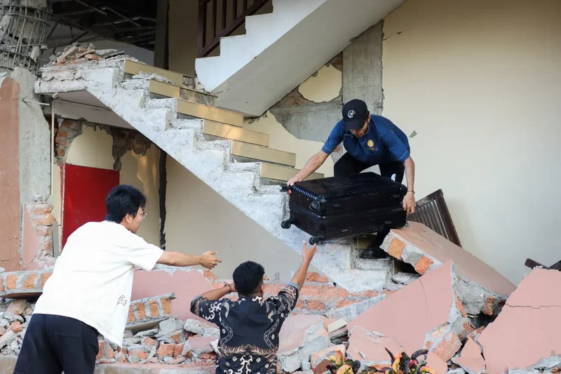 At least five killed after powerful 7.7-magnitude earthquake strikes Indonesia