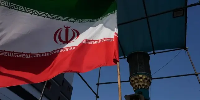 Iran detains two artists who met with French diplomats