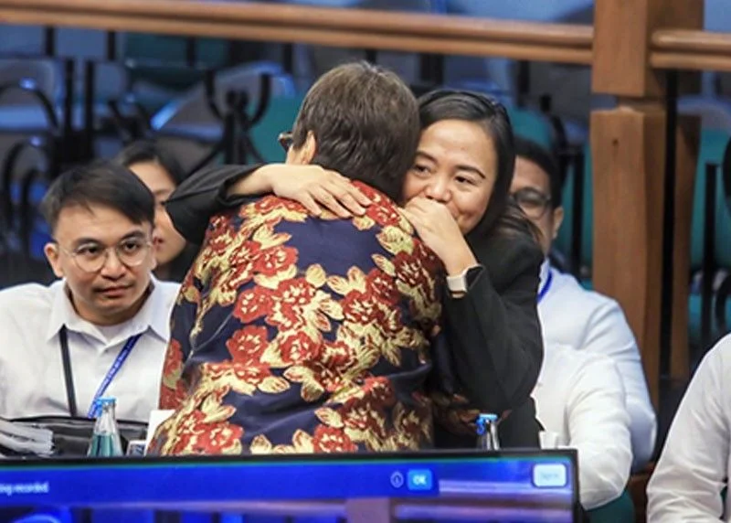 ‘Generational divide’ lawyers share a hug