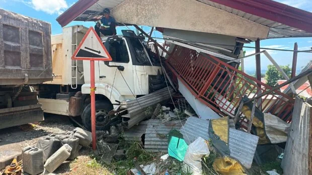 Driver allegedly falls asleep, rams dump truck into Toledo City homes