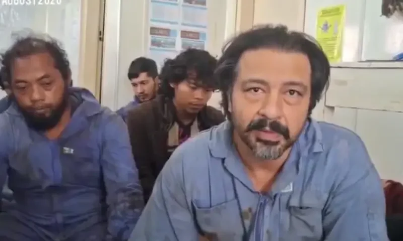Pakistani hostages held by Somali pirates issue new distress message seeking govt help