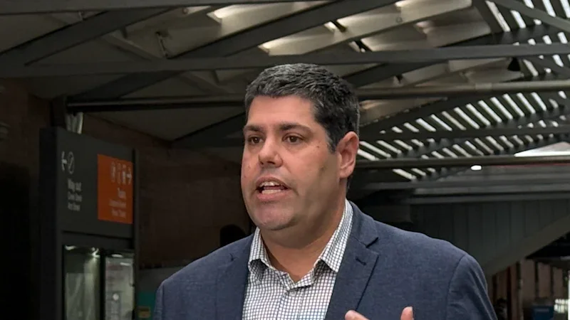 Transport minister praises strike-busters as Queensland Rail restores services