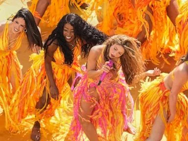Shakira makes surprise visit to earthquake-damaged Colombia