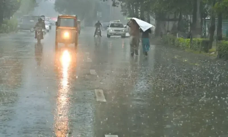 Heavy rain warning raises flood risk in low-lying areas