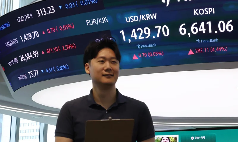 Seoul shares extend gains late Wednesday morning amid Hormuz hopes, easing AI concerns