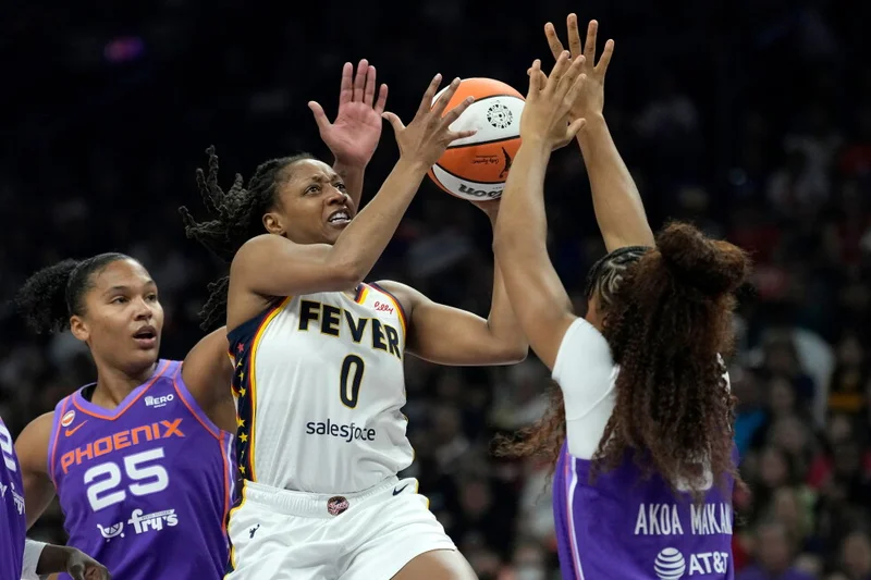 Alyssa Thomas gets an emotional farewell as the Sun retire her No. 25 jersey