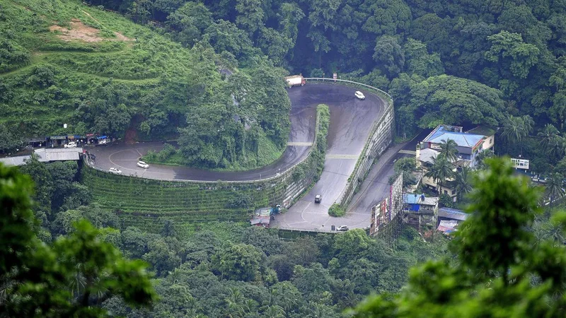 Traffic curbs imposed on Thamarassery Ghat Pass amid heavy rainfall and landslip risks