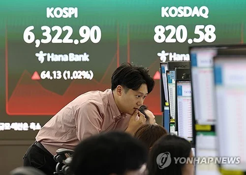 Seoul shares pare gains late Mon. morning on foreign selling
