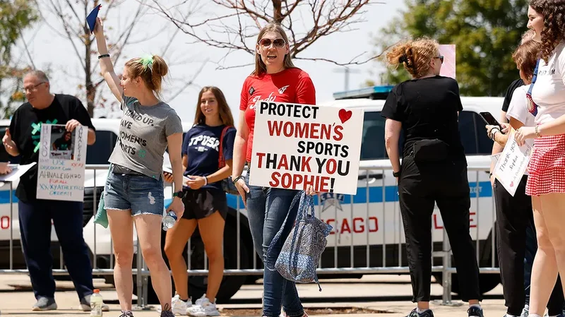 Sophie Cunningham supporters rally in Chicago, while protesters showcase what's wrong with America