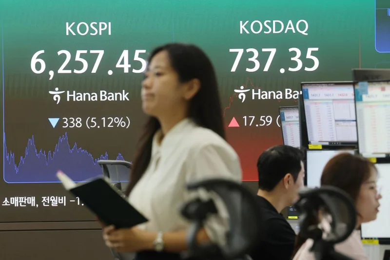 KOSPI slides 5% after record surge, while funds rotate to Kosdaq