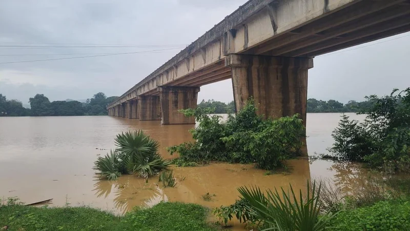 Authorities sound alert as Godavari continues to rise at Dowleswaram, nears first warning mark