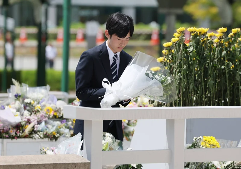 Prince Hisahito offers flowers for Hiroshima A-bomb victims