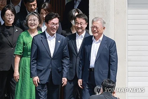 New ruling party chief visits ex-President Moon, vows to heal internal wounds