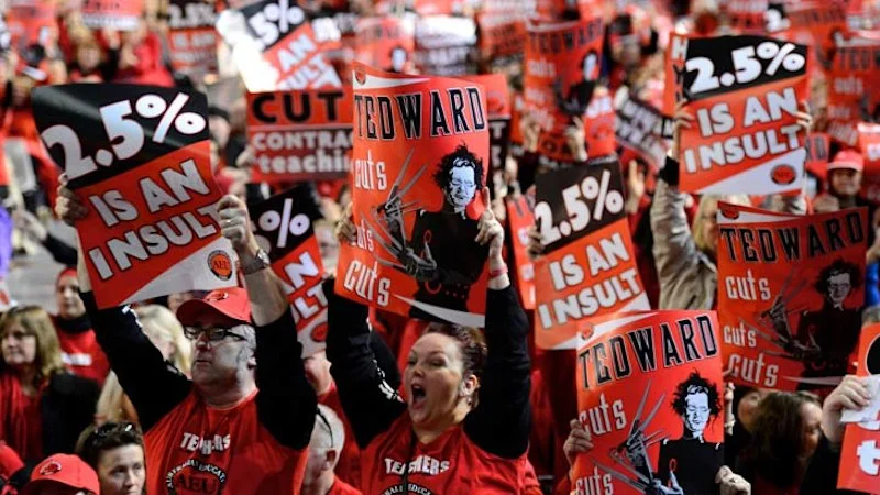 Teachers offered $2000 sign-on bonus with pay deal as Labor fights to stop third strike