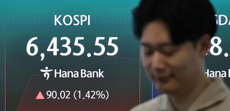 Seoul shares extend gains late Wednesday morning on chip rally