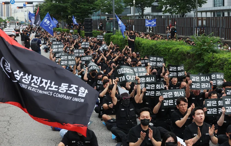 Samsung's semiconductor-consumer divide deepens from pay dispute to labor talks