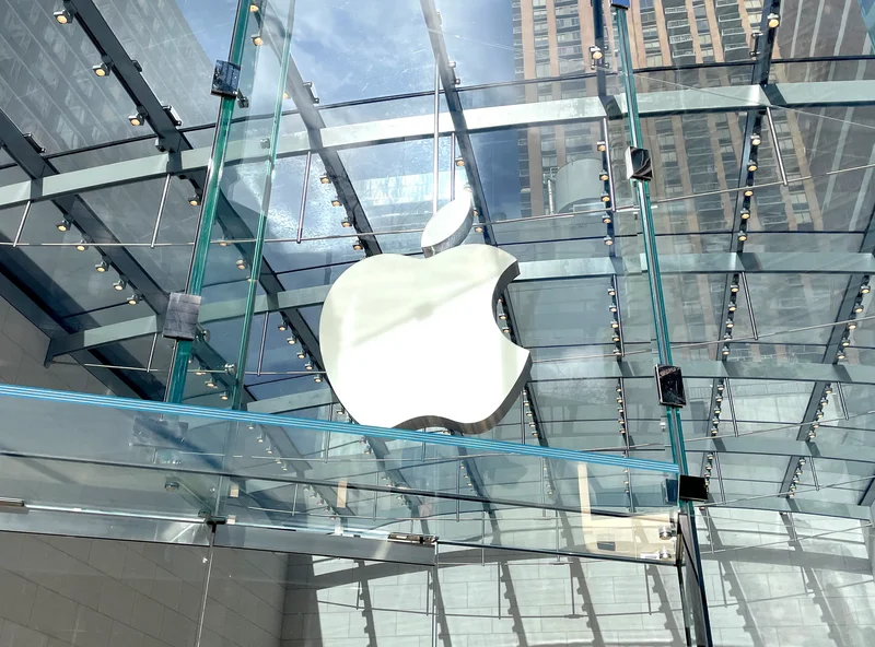 Report: Analyst Shatters Expectations of an All-Glass iPhone