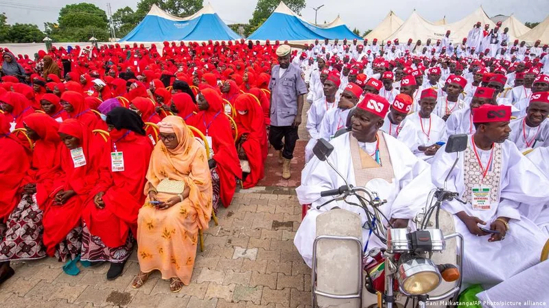 Nigeria marries 1,500 couples in mass wedding