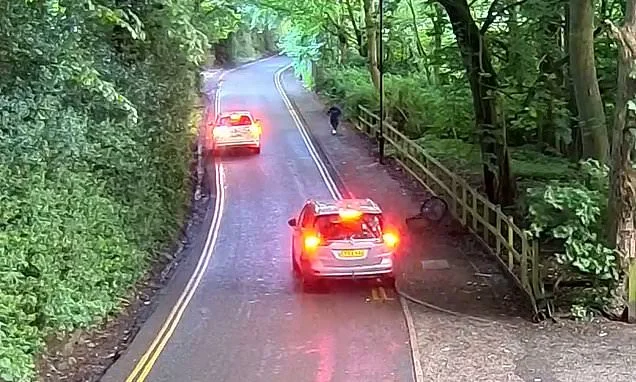 Moment cash for crash pair stage car accident and dial 999 as police warn drivers over fraud gangs' new tactics