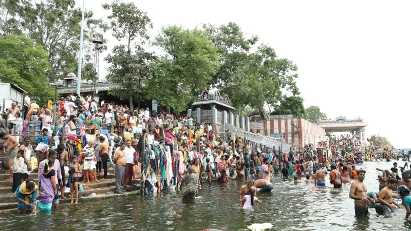 Thousands celebrate Aadi Perukku at Bhavani Kooduthurai