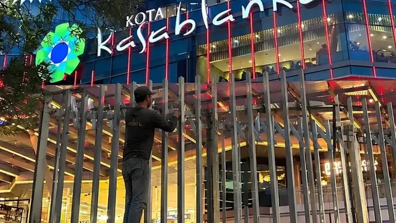 Jakarta governor, police urge calm after malls erect fences purportedly to guard against unrest