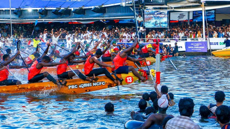 Aroma Chundan lifts Nehru Trophy Boat Race trophy on debut