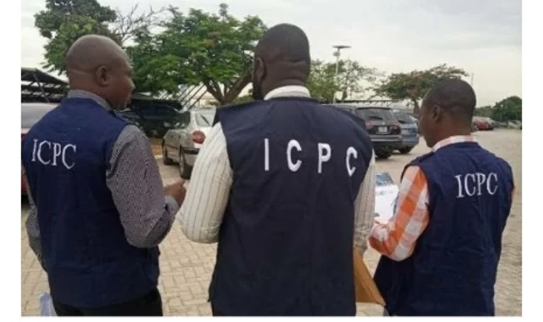 Osun Decides: ICPC official stops man from counting voters in Ede