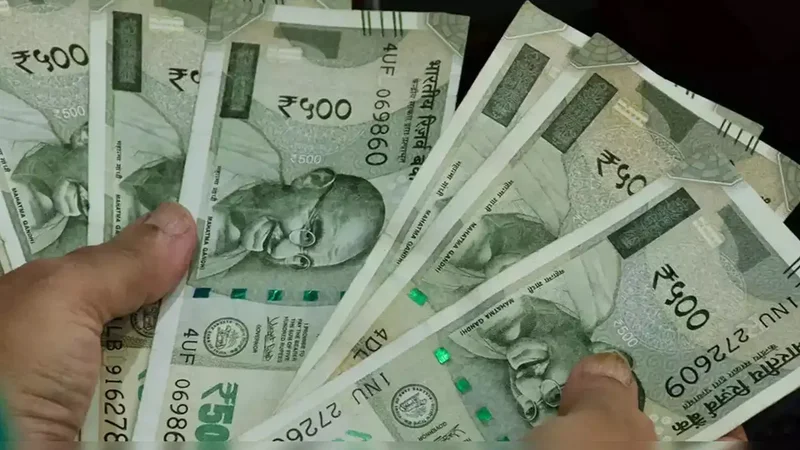 Rupee hits 1-month closing high despite RBI pause; sliding oil prices help