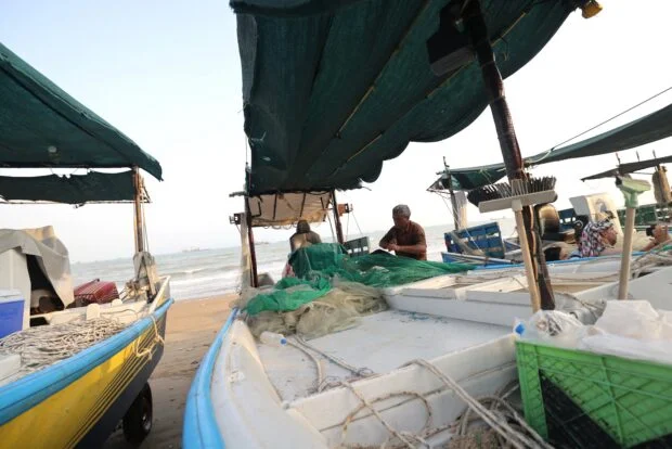 Iran fishermen venture back to Hormuz despite fears of new fighting