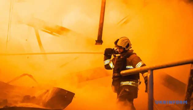 Explosions heard in Kyiv for second time: Enemies strike city with ballistic missiles, fires reported in two districts