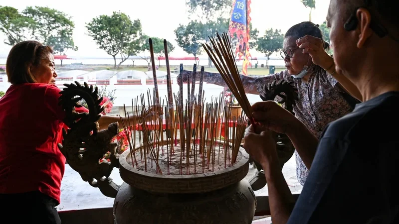 Are Singaporeans losing faith, or just dropping the labels?