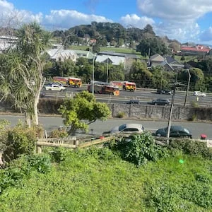3-car crash blocks Auckland Southern Motorway lanes
