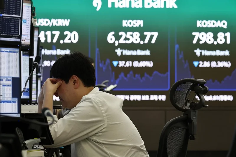 KOSPI edges lower as chip weakness, inflation concerns keep investors cautious
