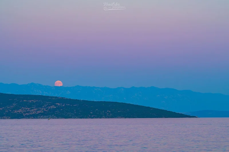 APOD: 2026 August 1 – Buck Moon and Belt of Venus
