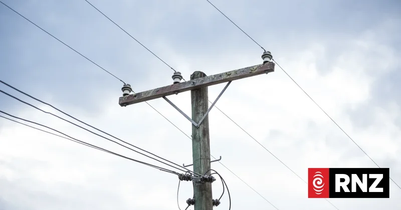 Hundreds across Wellington, South Island without power