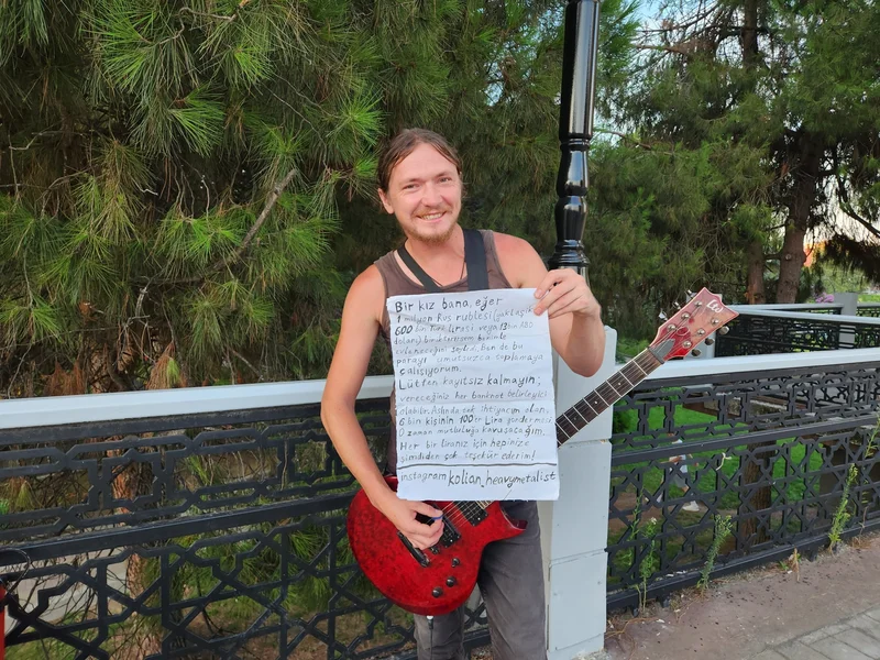 Russian man plays guitar across Türkiye to marry woman he loves
