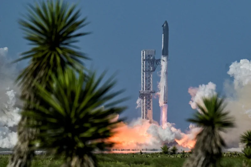 SpaceX investors urge company to paint its rockets pink and rename them