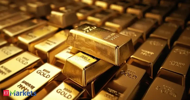 Gold inches higher, focus on Fed minutes